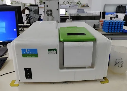 Ultraviolet-visible spectrophotometer (UV)